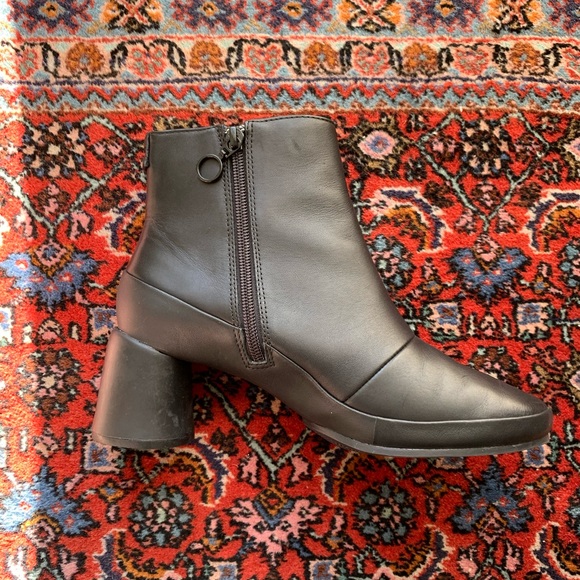 SOLD Camper Black Leather Upright Ankle Boot 38 - Picture 2 of 6